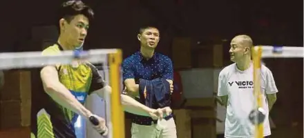  ??  ?? Wong Choong Hann (middle) with men’s singles coach Hendrawan watching a player in training at the Academy Badminton Malaysia (ABM) in Bukit Kiara yesterday. PIC BY OWEE AH CHUN