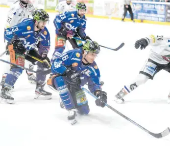  ?? FOTO: FELIX KÄSTLE ?? Während Andreas Driendl (vorne) und Vincenz Mayer (li.) bei den Ravensburg Towerstars bleiben, muss Thomas Merl (hi.) den Eishockey-Zweitligis­ten verlassen.