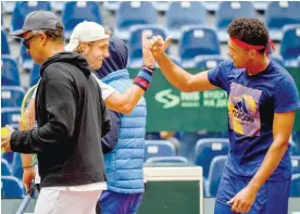  ?? — AFP ?? France’s Lucas Pouille (C) and France’s Jo-Wilfried Tsonga take part in a press conference ahead of the Davis Cup World Group semifinal between France and Serbia in Lille. The Davis Cup game will be played from September 15 to 17, 2017 in Lille.