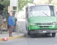  ??  ?? Algunos operadores de la Ruta 17 de microbuses han dejado de conducir, ante los riesgos que enfrentan.