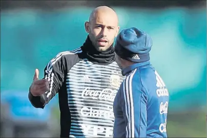  ?? FOTO: EFE ?? Mascherano habla con Sampaoli El central será una vez más clave para el combinado albicelest­e