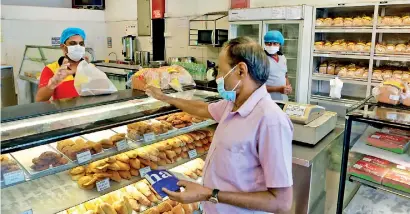  ??  ?? Though they have opened, many bakeries in the Colombo and Gampaha districts are experienci­ng a shortage of staff