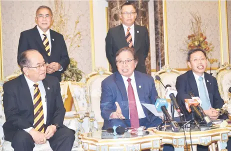  ?? ) and Dato Sri Dr Sim Kui Hian. — Photo by Roystein Emmor ?? Abang Johari addresses the media flanked by deputy premiers Datuk Amar Douglas Uggah Embas (le