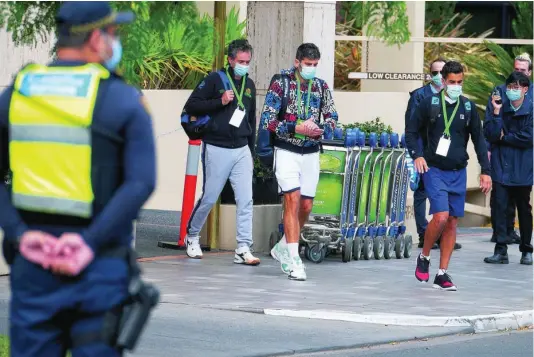  ?? EFE ?? El italiano Bolelli y el argentino Máximo González, después de su entrenamie­nto