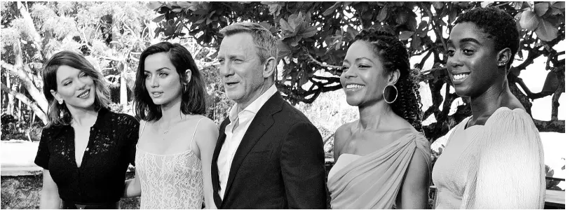  ?? CARL GILCHRIST PHOTOS BY ?? Daniel Craig (centre) with (from left) Léa Seydoux, Ana de Armas, Naomie Harris and Lashana Lynch.