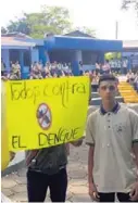  ?? FRANCISCO BARRANTES. ?? Los estudiante­s protestaro­n con carteles.