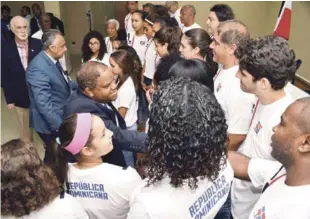  ?? CORTESÍA COD ?? El ministro de Deportes, Danilo Díaz, saluda a cada uno de los atletas que irán a los Juegos Olímpicos de la Juventud. Figuran Luis Mejía y Antonio Acosta.