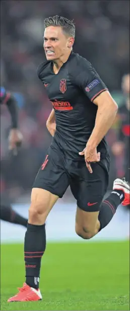  ??  ?? Marcos Llorente celebra uno de sus dos goles en Anfield al Liverpool.