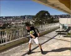  ?? (Photo DR) ?? Tous les jours, Matteo se fixe un planning de cours à étudier. Entre deux leçons et avant de filer à ses entraîneme­nts, il travaille ses coups droits sur sa terrasse...