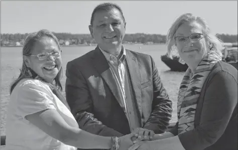  ?? STU NEATBY/THE GUARDIAN ?? Federal Crown-Indigenous Relations Minister Carolyn Bennett, right, meets with Lennox Island First Nation Chief Matilda Ramjattan and Abegweit First Nation Chief Brian Francis on Wednesday to discuss what Bennett called a “better alternativ­e to the Indian Act”.