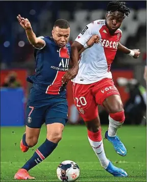  ??  ?? Inoffensif, Kylian Mbappé est ici bien muselé par le Monégasque Axel Disasi.