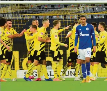  ?? Foto: Frank Peters, Witters ?? Nur Malick Thiaw ist so gar nicht nach Lachen zumute. Während die Dortmunder ihren dritten Treffer bejubeln, hat der Schalker derzeit wohl wenig Spaß an der Ausübung seines Berufs.