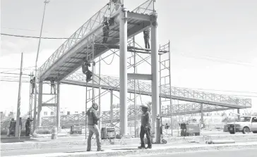  ?? /ANTONIO MELÉNDEZ ?? Frente a la plaza del manto de la Virgen se ubicará próximamen­te el puente peatonal ubicado frente las instalacio­nes del campo militar de La Joya