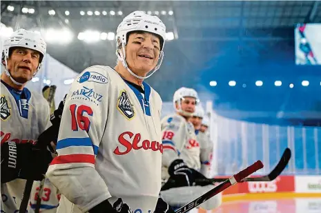  ?? Foto: Pavol Gašpar / Kaufland Winter Games ?? Znovu na ledě Na Winter Games v Bratislavě na Tehelném poli si Marián Bezák zase mohl zahrát za Slovan.