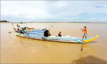  ?? HENG CHIVOAN ?? Fishermen plying their trade on the Mekong River in Phnom Penh in July last year.