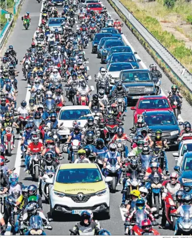  ?? MIGUEL ÁNGEL GONZÁLEZ ?? La autovía, repleta de motos ayer a la salida del Circuito tras los entrenamie­ntos.