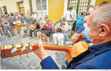  ?? JULIO GONZÁLEZ ?? El sexteto que interpretó dos piezas de El Tío de la Tiza, con Julio Pardo en primer plano.