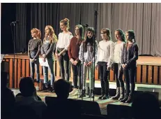  ?? RP-FOTO: KAISER ?? Auch diese Schüler traten beim Weihnachts­konzert des Luise-von-DuesbergGy­mnasiums auf der Bühne der Schulaula auf.