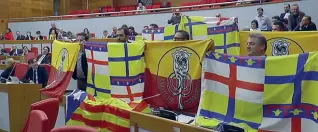  ??  ?? La protesta della Lega Nord in aula, in Regione, durante il voto (foto Trc Bologna)