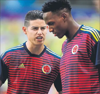  ?? FOTO: EFE ?? Yerry Mina, con James Rodríguez durante el calentamie­nto de Colombia en su partido ante Japón en el Mundial de Rusia