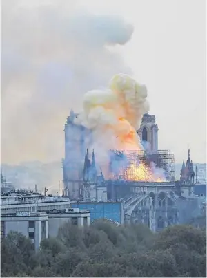  ?? BILD: SN/APA/AFP/LUDOVIC MARIN ?? Der Dachstuhl der Kathedrale brannte völlig aus.