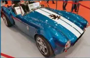  ??  ?? Cette AC Cobra à propulsion électrique est la première automobile au monde à sortir d’une imprimante 3D. Mise en oeuvre par une filiale d’Airbus, l’impression métallique 3D a permis de construire une cloison d’A320 à structure bionique, deux fois plus...