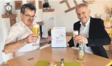  ?? FOTO: PR ?? Freuen sich über die Ehrung: Dehoga-Kreisvorsi­tzender Dieter Marquardt (links) und Walter Knittel, Geschäftsf­ührer bei Donaubergl­and.