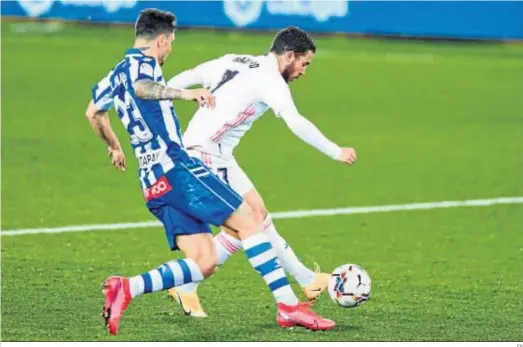  ?? EP ?? Hazard golpea el balón con su pierna zurda ante Ximo Navarro para batir a Pacheco y hacer el 0-3.