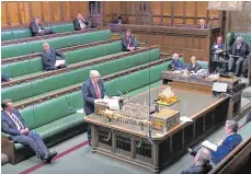  ?? FOTO: HOUSE OF COMMONS/DPA ?? Im Unterhaus redet der britische Premiermin­ister Boris Johnson (Mitte) derzeit oft vor vielen leeren Plätzen.
