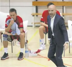  ??  ?? El entrenador de Basket Navarra, Jordi Juste, durante el partido de ayer.