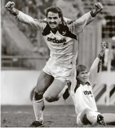  ?? Foto: Imago ?? Der gebürtige Augsburger Christian Hochstätte­r bejubelt 1988 einen seiner Treffer für Borussia Mönchengla­dbach.