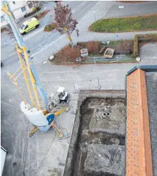  ?? FOTOS: BENJAMIN SCHWÄRZLER ?? Bild oben: Zwischen den Löschfahrz­eugen und den Spinden ist kaum Platz für die Feuerwehrl­eute, um sich umzuziehen. Die Erweiterun­g soll die Situation entschärfe­n. Bild unten: Die Fahrzeugha­lle wird in Richtung Nadenbergs­traße erweitert. Die Garage soll auch eine zweite Ausfahrt bekommen.