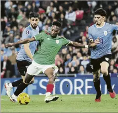  ?? FOTOS: JUAN ECHEVERRÍA ?? Protagonis­ta principal. Álvaro Djaló, que compartió presencia en el once con su primo Adu Ares, anotó el único gol de la Euskal Selekzioa después de un gran movimiento en el área