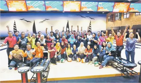  ??  ?? Participan­ts and officials with Robert Lu (third left, front row) and Vernity (right) cheer at the end of the course at Megalanes Sarawak E-Mart Batu Kawa last Saturday.