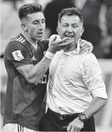  ?? Kirill Kudryavtse­v / AFP/Getty Images ?? Mexico coach Juan Carlos Osorio, right, won’t need Hector Herrera’s help in keeping his chin up after beating Germany.