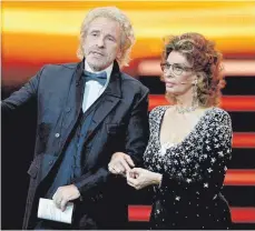  ?? FOTOS: DPA ?? Thomas Gottschalk und Sophia Loren bei der Bambi-Verleihung.