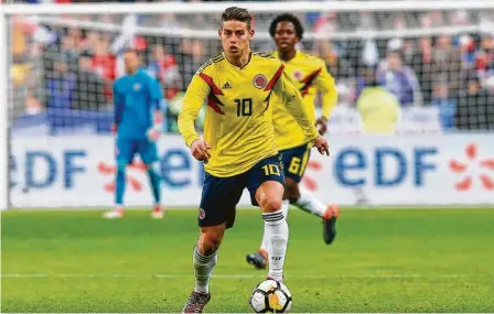  ?? Michel Euler / Associated Press ?? James Rodríguez controla la pelota durante el partido amistoso que Colombia le ganó en marzo a Francia en Saint-Denis, al norte de París, en su preparació­n para la Copa del Mundo de Rusia 2018.