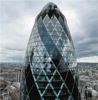  ??  ?? O edifício conhecido como Gherkin (‘ pepino’), no distrito financeiro, centro de Londres