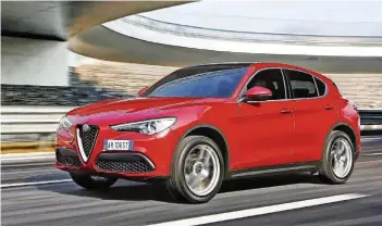  ??  ?? Der Alfa Romeo Stelvio sticht seit 2017 unter den Mittelklas­se-SUV durch sein schickes und schnittige­s Design hervor.