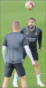  ?? ?? Dani Carvajal, del Madrid, pelotea con el centrocamp­ista Toni Kroos