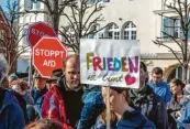  ?? ?? Auf zahlreiche­n Schildern sprechen sich die Demonstrie­renden für den Frieden und gegen die AfD aus.