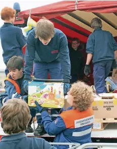  ?? FOTOS (2): RUMÄNIENHI­LFE ?? Auch die Jugendfeue­rwehren packen bei der Sammelakti­on mit an, um die Spenden auf den Weg nach Rumänien zu bringen.