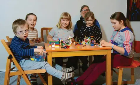  ?? Foto: Familie Stumpf ?? Der sechsjähri­ge Bene (links) hat das Down‰Syndrom. Mit seinen Schwestern (von links) Anna, Clara Paula und Maria baut er gerne Lego. Im Hintergrun­d: Mutter Simone Stumpf.