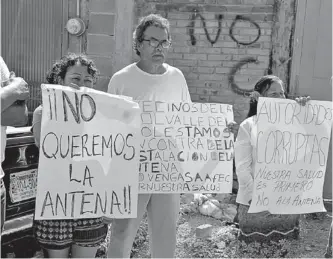  ??  ?? Dgo. (OEM).- Vecinos inconforme­s expresaron su queja por la colocación de una antena de radio comunicaci­ón, pues la consideran peligrosa.