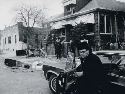  ?? BETTMANN / GETTY ?? Malcolm X surt del cotxe, aparcat al davant de casa seva, pocs dies abans de ser assassinat