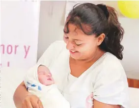  ??  ?? La primera niña. Ariana Abigaíl fue la primera niña en nacer, a las 0:40 de la madrugada, en el Hospital 1.º de Mayo, del ISSS. Su madre, Reina Hernández Torres, recibió un bono de $500.