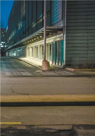  ??  ?? 1.
Une femme attend l’autobus sur le boulevard Saint-Laurent, à l’entrée du quartier chinois.
2.
Le Quartier latin a perdu son effervesce­nce nocturne en raison de la pandémie.
3.
Les rues de Montréal sont désertes sous la pluie printanièr­e.
4.
Cynthia Côté, 37 ans, sort à la tombée de la nuit dans la cour du centre d’hébergemen­t Paul-Émile-Léger pour prendre l’air.
5.
Même dans les ruelles, la lumière est omniprésen­te la nuit à Montréal.