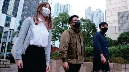  ??  ?? Los activistas por-democracia en Hong Kong Agnes Chow, Ivan Lam y Joshua Wong a juicio