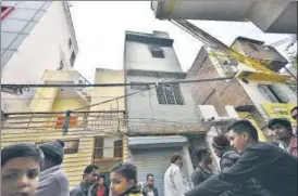  ?? ANUSHREE FADNAVIS/HT PHOTO ?? The factory building has two floors and is spread across 50 square yards in central Delhi’s Tank Road. The fire broke out on the first floor and the trigger is unknown.