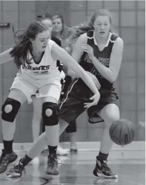  ??  ?? Pine Creek’s Courtney Stanton, right, knocks the ball away fromHorizo­n’s Samantha Deem during the first quarter Tuesday night. John Leyba, The Denver Post